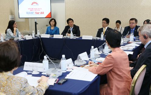 安倍总理继续出席在东京都内召开的“为实现女性绽放光彩社会的国际论坛” World Assembly for Women in Tokyo（WAW! Tokyo 2015）等。