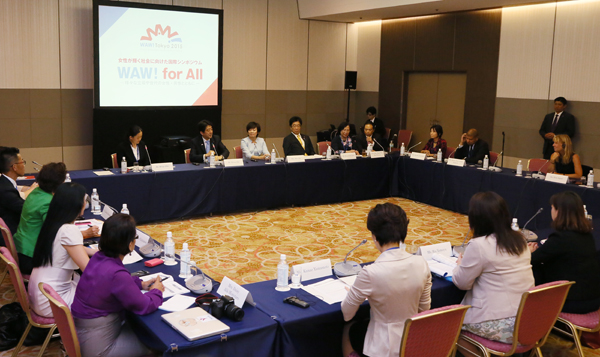 安倍总理继续出席在东京都内召开的“为实现女性绽放光彩社会的国际论坛” World Assembly for Women in Tokyo（WAW! Tokyo 2015）等。
