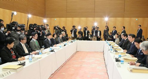安倍总理在总理大臣官邸召开了第35次教育再生实行会议。