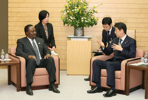 安倍总理在总理大臣官邸接受了安哥拉共和国国会议长多斯·桑托斯的拜会。