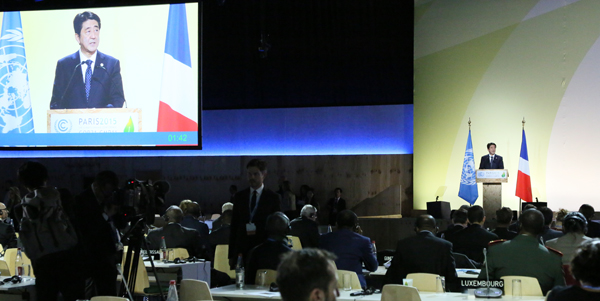 安倍总理为了出席COP21（联合国气候变化框架公约第二十一次缔约方会议）首脑会议继续访问了法兰西共和国的巴黎。