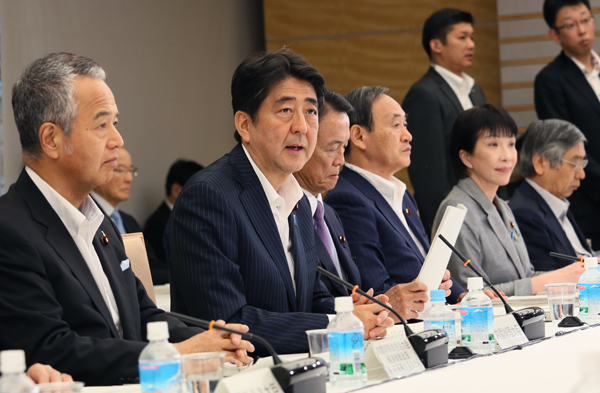 安倍总理在总理大臣官邸召开了经济财政咨询会议・产业竞争力会议联合会议。
