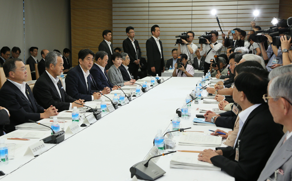 安倍总理在总理大臣官邸召开了经济财政咨询会议・产业竞争力会议联合会议。