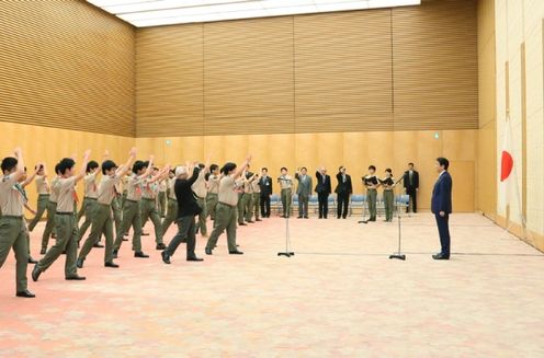 安倍总理在总理大臣官邸接受了童子军“富士章”获奖代表童子军的拜访。