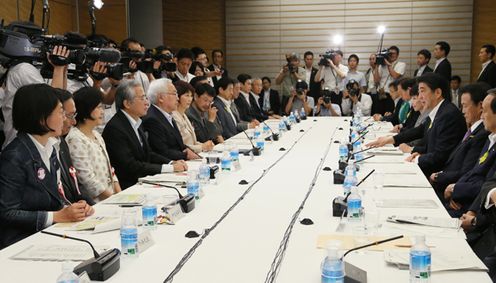 安倍总理在总理大臣官邸召开了第68次高度信息通信网络社会推进战略本部(IT综合战略本部)会议。