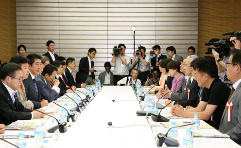 安倍总理在总理大臣官邸召开了第71次高度信息通信网络社会推进战略本部（IT综合战略本部）与第2次官民数据活用推进战略会议的联合会议。