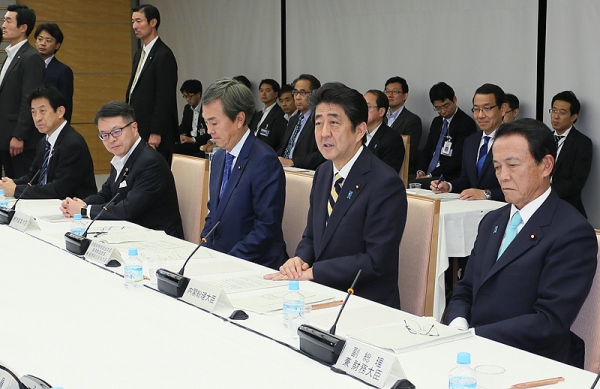 安倍总理在总理大臣官邸召开了2016年第15次经济财政咨询会议。