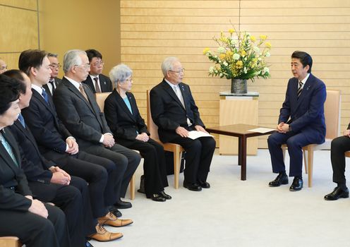 安倍总理与被北朝鲜绑架受害者家属等会面。