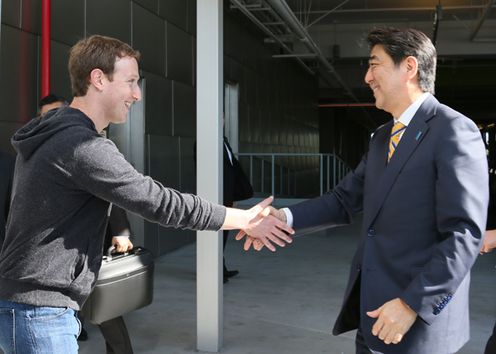安倍总理访问Facebook总部