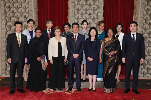 安倍总理在总理大臣公邸邀请国际女性会议WAW！（WAW！2017）演讲者等举行了晚餐会。