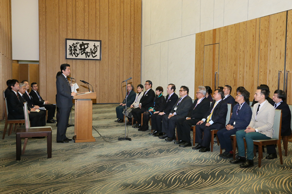 安倍总理在总理大臣官邸接受了国际交流基金亚洲中心事业咨询委员会成员的拜访。
