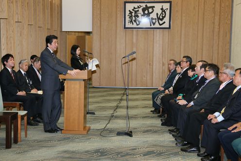 安倍总理在总理大臣官邸接受了国际交流基金亚洲中心事业咨询委员会成员的拜访。