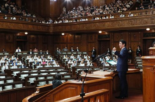 安倍总理出席了在参议院全体会议议事堂举行的参议院70周年纪念儿童国会。