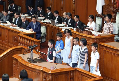 安倍总理出席了在参议院全体会议议事堂举行的参议院70周年纪念儿童国会。