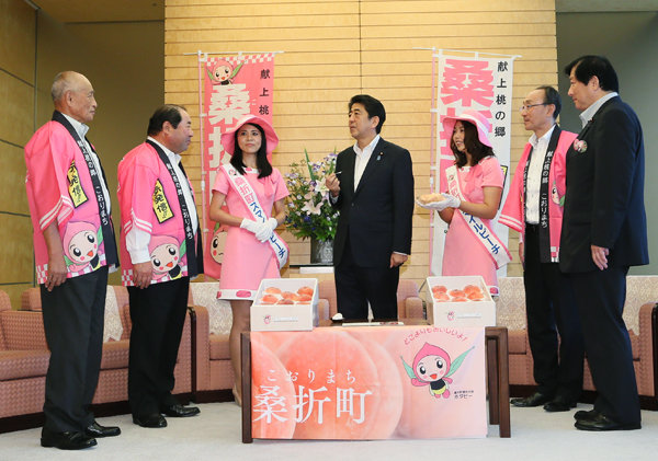安倍总理在总理大臣官邸接受了“微笑蜜桃”（福岛县桑折町特产蜜桃宣传组）的拜访。