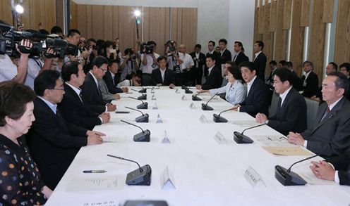 安倍总理在总理大臣官邸出席了第7次“政府、执政党和在野党绑架问题对策机构联络协议会”。