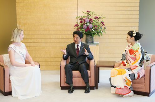 安倍总理在总理大臣官邸接受了第69届全美樱花女王等的拜会。