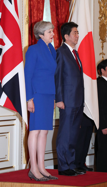 安倍总理在迎宾馆赤坂离宫与英国首相特雷莎·梅举行了首脑会谈等。