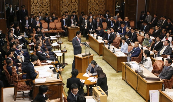 安倍总理出席了参议院预算委员会，在预算委员会上进行了关于2016年度补正预算（第2次）的总括答辩。