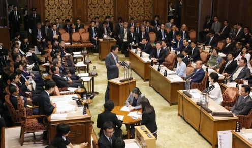安倍总理出席了参议院预算委员会，在预算委员会上进行了关于2016年度补正预算（第2次）的总括答辩。