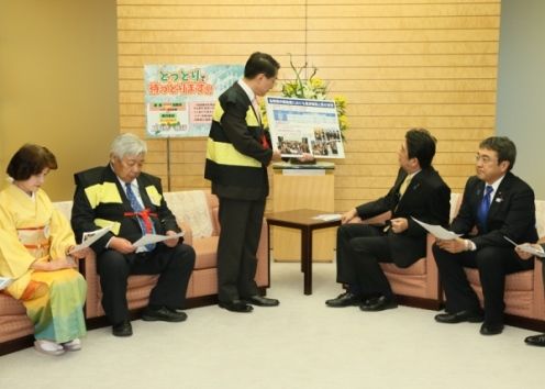 安倍总理在总理大臣官邸接受了鸟取县知事平井伸治以及鸟取县观光相关人员等的拜访。