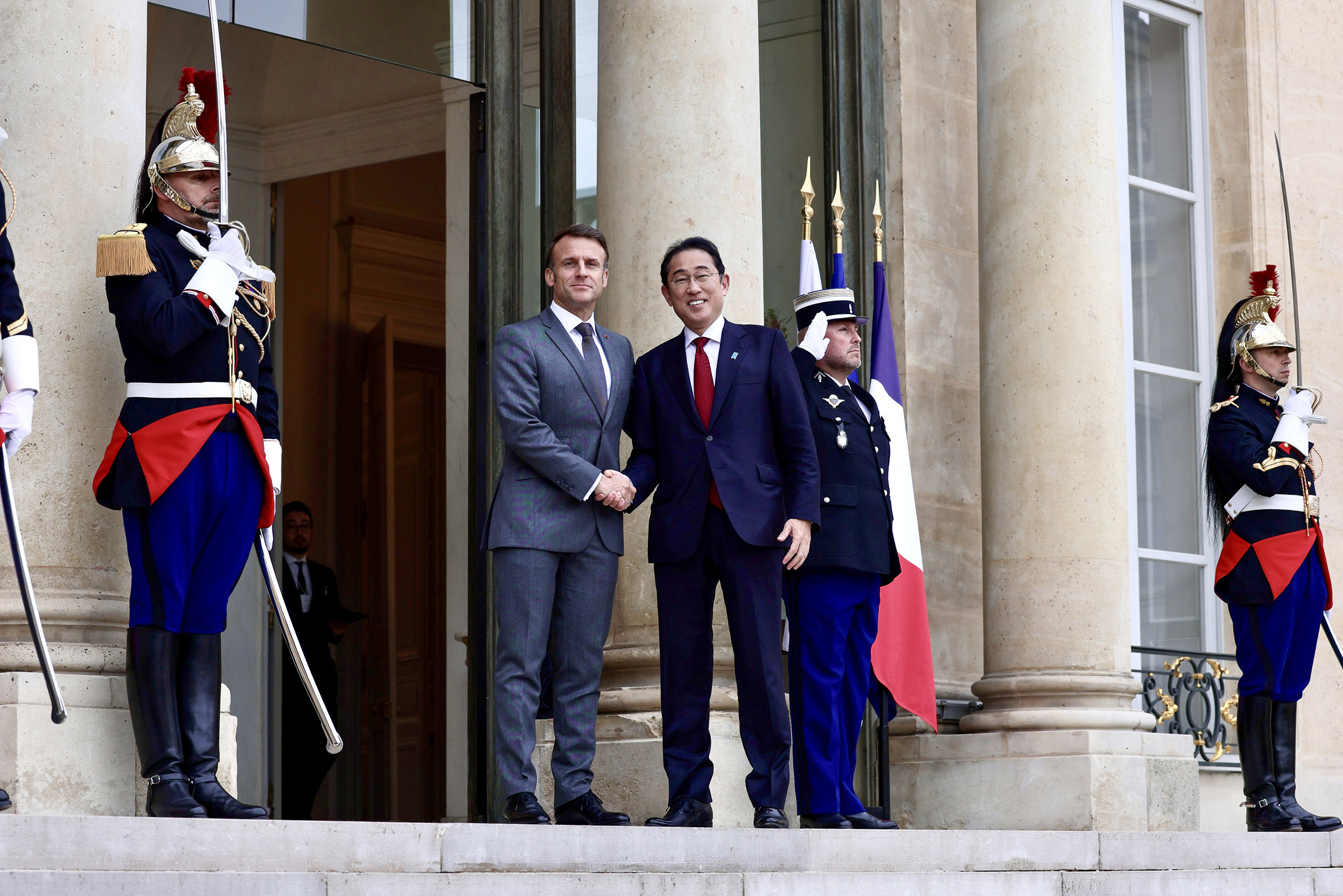 法国总统马克龙迎接岸田首相