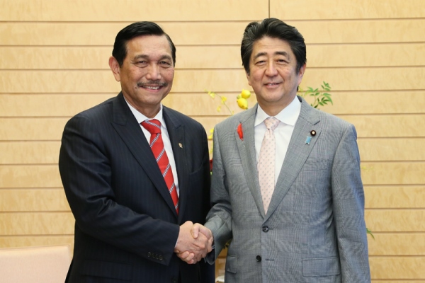 安倍总理在总理大臣官邸接受了印度尼西亚共和国海洋事务统筹部长卢胡特·潘查伊坦的拜会。