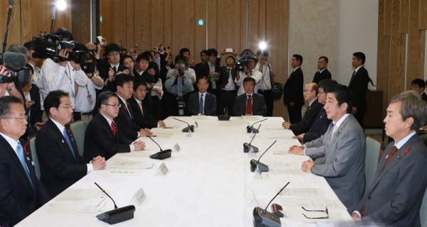 安倍总理在总理大臣官邸出席了第16次“有关跨太平洋伙伴关系协议（TPP）的主要阁僚会议”。