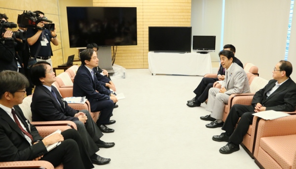 安倍总理在总理大臣官邸出席了有关8K技术应用于医疗的演示。