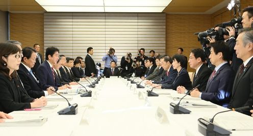 安倍总理在总理大臣官邸召开了第8次原子能防灾会议。
