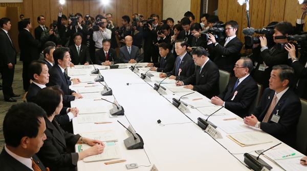 安倍总理在总理大臣官邸出席了2014年度第3次“中央与地方协商会议”。
