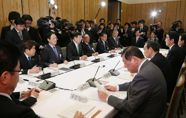 安倍总理在总理大臣官邸出席了2014年度第3次“中央与地方协商会议”。