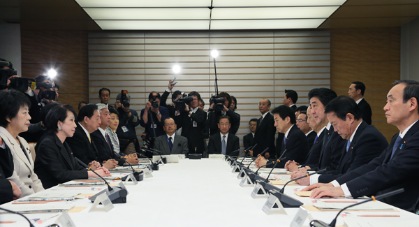 安倍总理在总理大臣官邸召开了第9次宇宙开发战略本部会议。
