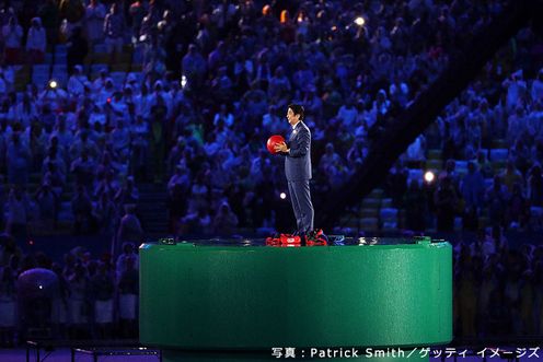 安倍总理为了出席第31届奥林匹克运动会闭幕式访问了巴西联邦共和国的里约热内卢。