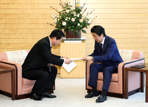 安倍总理在总理大臣官邸接受了日本・东盟（ASEAN）特别大使杉良太郎的拜访。