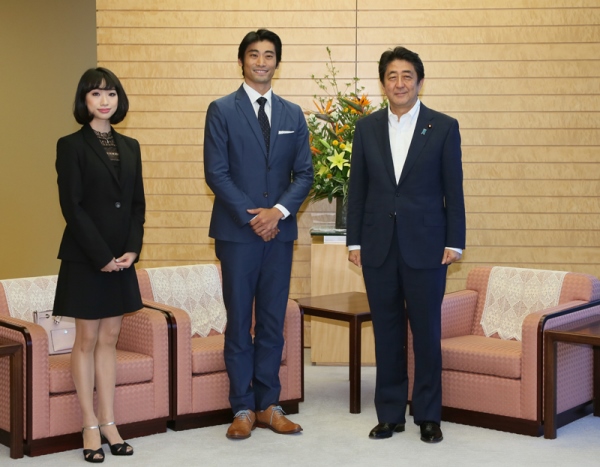 安倍总理在总理大臣官邸接受了就任英国皇家芭蕾舞团首席演员的平野亮一及高田茜的拜访。