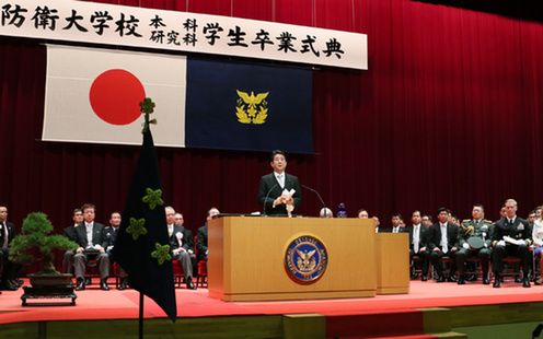 安倍总理出席了位于神奈川县横须贺市的防卫大学校的毕业典礼，并作为自卫队最高指挥官对毕业生作了训示。