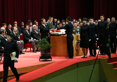 安倍总理出席了位于神奈川县横须贺市的防卫大学校的毕业典礼，并作为自卫队最高指挥官对毕业生作了训示。