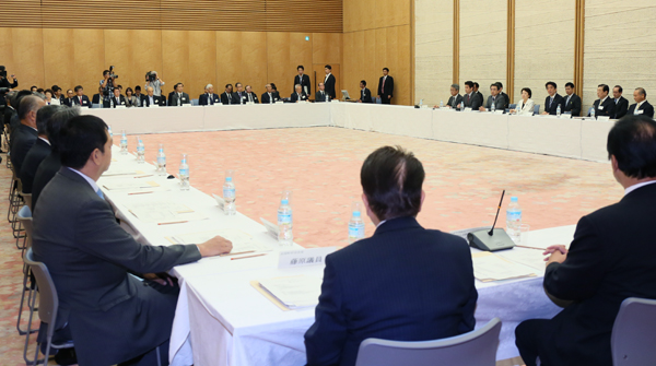 安倍总理在总理大臣官邸召开了第1次防灾推进国民会议。