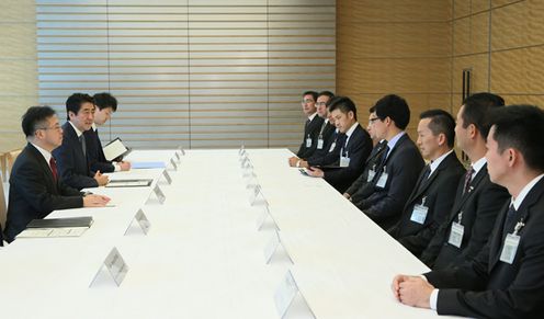 安倍总理在总理大臣官邸接受了中南美日裔青年领袖的拜会。