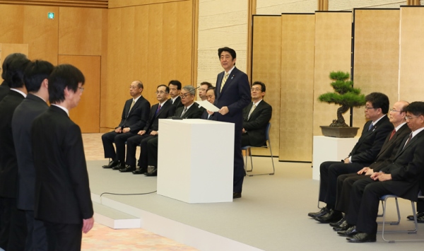 安倍总理出席了在总理大臣官邸召开的内阁及内阁府老员工表彰仪式。