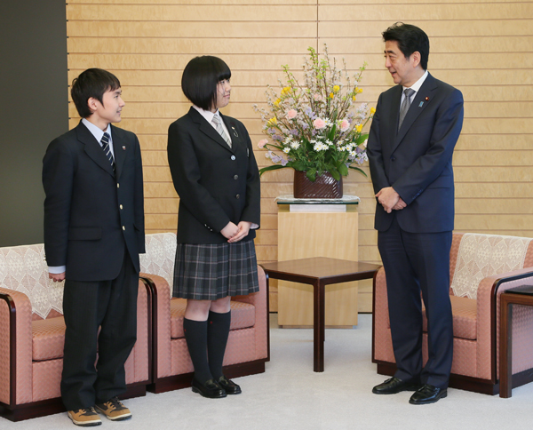 安倍总理在总理大臣官邸接受了北方领土高中生辩论大会获奖者的拜访。