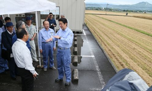 安倍总理为了视察熊本地震的重建・复兴状况，访问了大分县及熊本县。