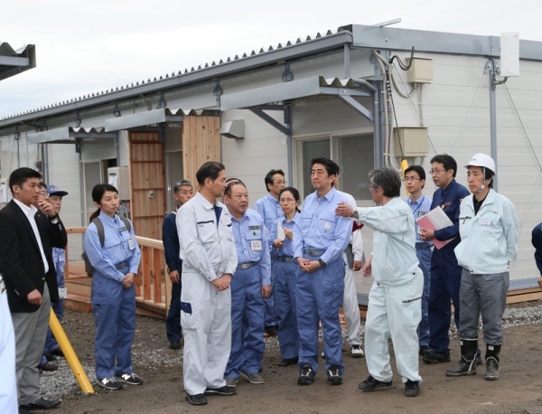 安倍总理为了视察熊本地震的重建・复兴状况，访问了大分县及熊本县。