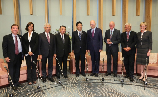 安倍总理在总理大臣官邸接受了G7下议院议长会议各国议长的拜会。