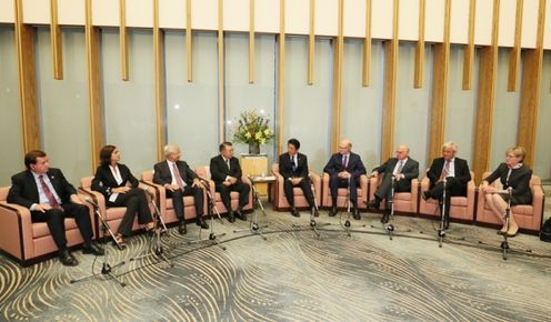 安倍总理在总理大臣官邸接受了G7下议院议长会议各国议长的拜会。