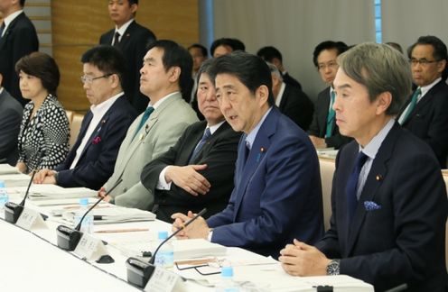 安倍总理在总理大臣官邸召开了2016年第10次经济财政咨询会议・第28次产业竞争力会议联合会议。