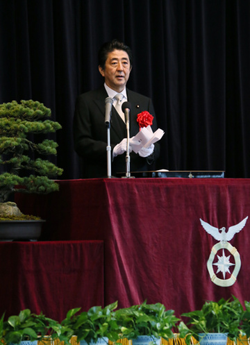 安倍总理出席了位于京都府舞鹤市的海上保安学校的毕业典礼。