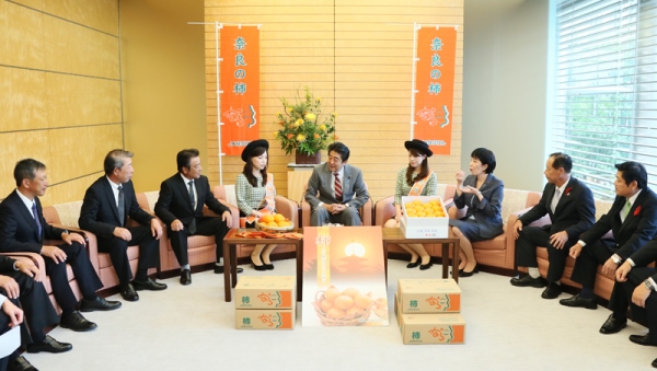安倍总理在总理大臣官邸接受了“奈良柿子”宣传女士等的拜访。