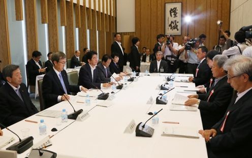 安倍总理在总理大臣官邸召开了2016年第13次经济财政咨询会议。